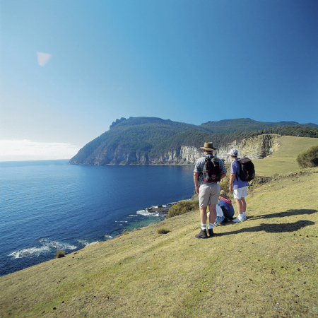Wanderer vor Küstenformation auf dem Maria Island Walk, Tasmanien, Australien